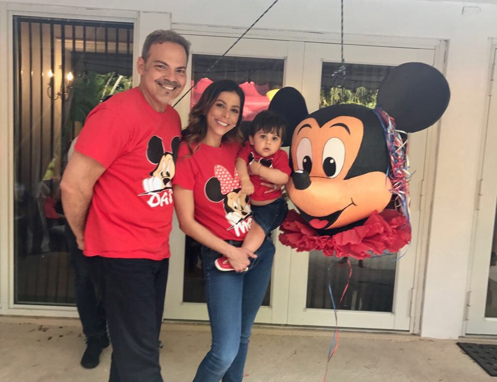 Llegó la hora de partir la piñata con el rostro de Mickey.