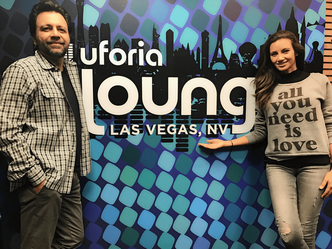 Omar y Argelia visitaron el Uforia Lounge de Las Vegas durante la transmisión EN VIVO de su show.