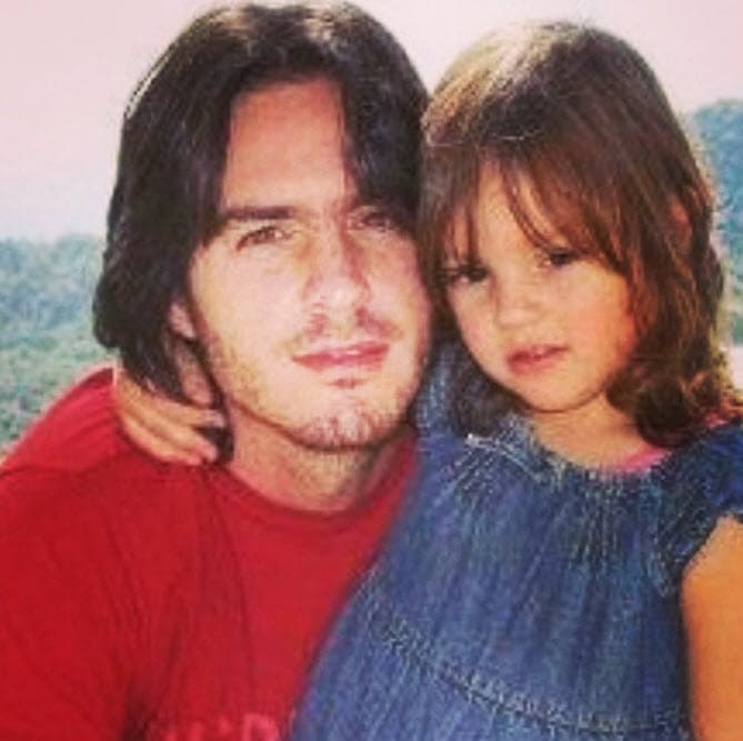 Esta situación no impidió que Mauricio Ochmann pudiera construir una relación cercana con su primer padre. Cuando cumplió 17 años se mudó con él, después de 8 años de no verlo, según contó en entrevista con Don Francisco en abril de 2017.