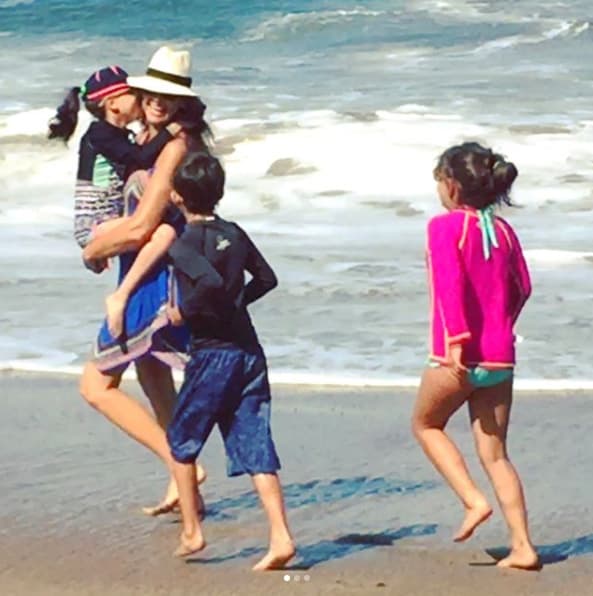 Blanchet sufrió preclamsia (hipertensión arterial que pone en riesgo la vida de las mamás y los bebés) y sus hijos nacieron tres meses antes de lo planeado. Después de nacer, Lorea, Lander y Aitana tuvieron que permanecer un mes en la incubadora.