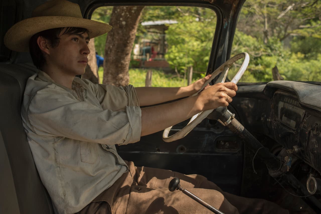 Tras robar el coche del líder de una red de distribución local de drogas y mostrar carácter implacable, '
<b><a href="http://www.univision.com/series/el-chapo/marco-de-la-o-es-joaquin-el-chapo-guzman-en-el-chapo" target="_blank">El Chapo</a></b>' comenzó a dar sus primeros pasos en el crimen organizado.