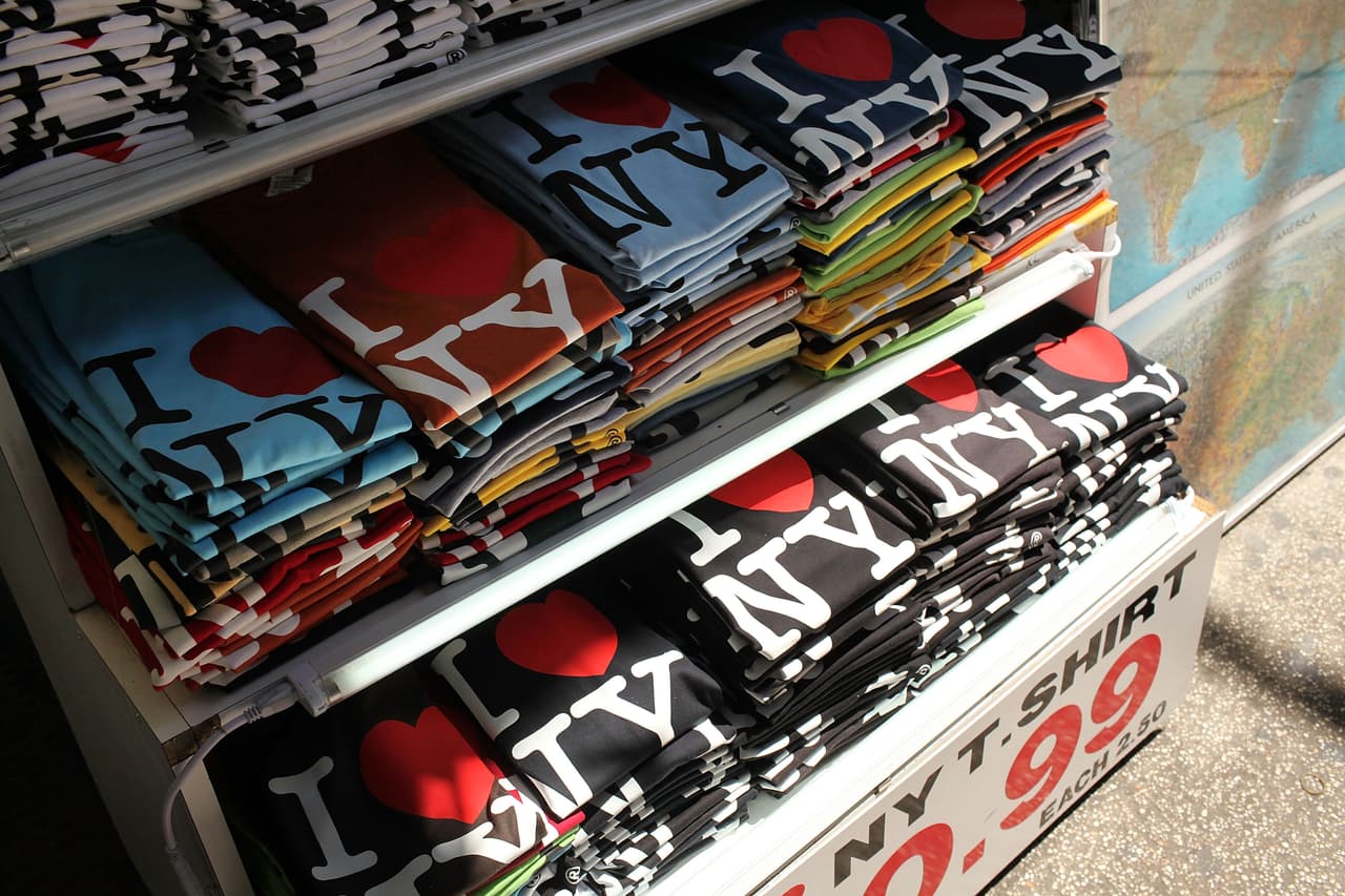 Cuando los atentados terroristas del 11 de septiembre, Glaser modificó el logo, añadiendo una oscura cicatriz al corazón rojo y “más que nunca” al mensaje.
<br>