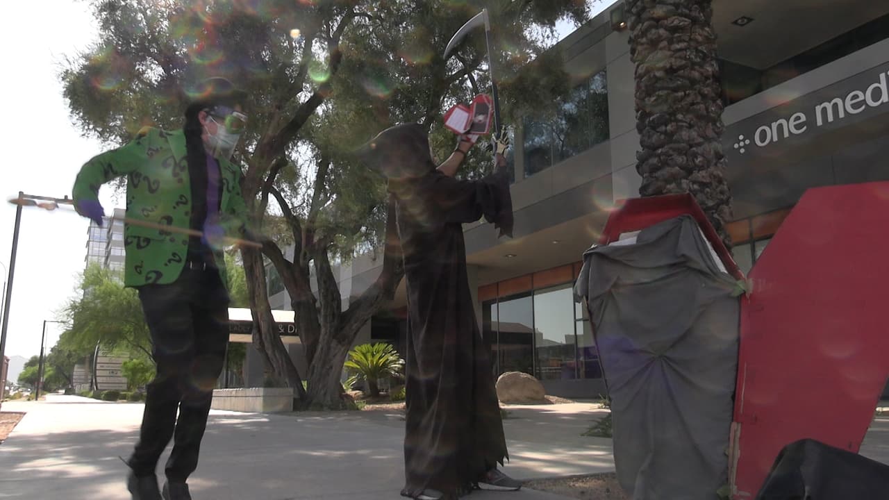 Decenas de personas protestan frente a la oficina de la senadora Martha McSally.
