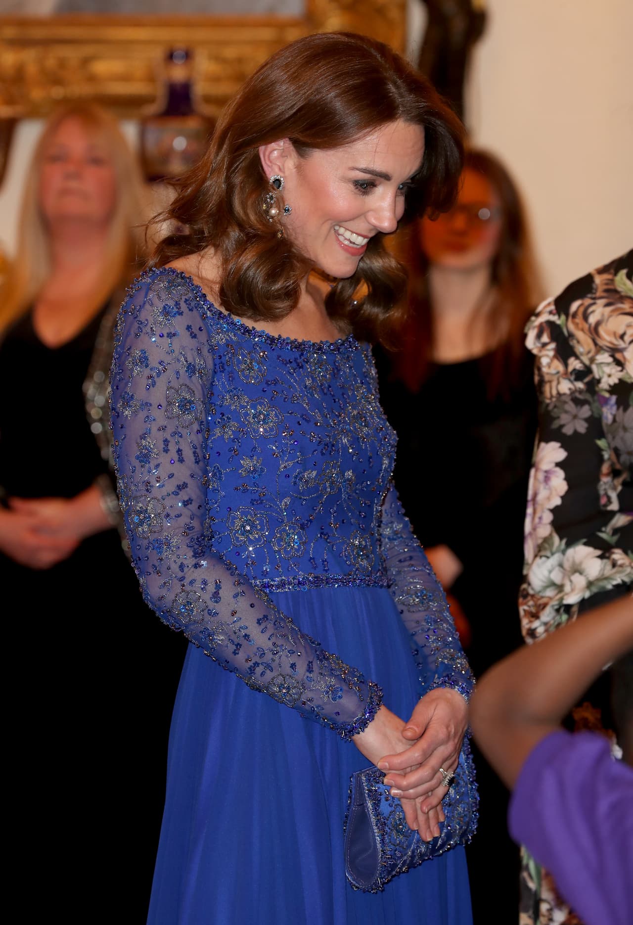 Se trató de este vestido de Jenny Packham, previamente valorado en alrededor de 4,500 dólares. El 
<a href="https://www.dailymail.co.uk/femail/article-8095025/Kate-Middletons-new-jewels-Duchess-Cambridge-debuted-TWO-pairs-earrings.html" target="_blank">Daily Mail</a> lo definió como "un híbrido de diseño británico y herencia india, con un toque de glamour de Bollywood".
