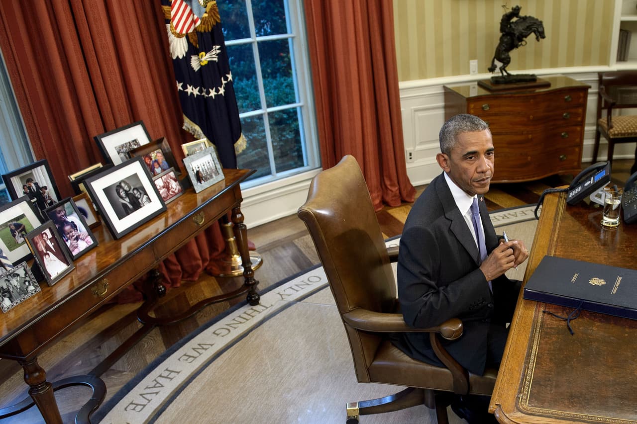 <b>Para recordar a la familia</b>. Una mesa rectangular llena de fotos familiares estuvo detrás del sillón del presidente Barack Obama durante su mandato. En la nueva decoración de la Oficina Oval esta mesa aún no tiene portarretratos.