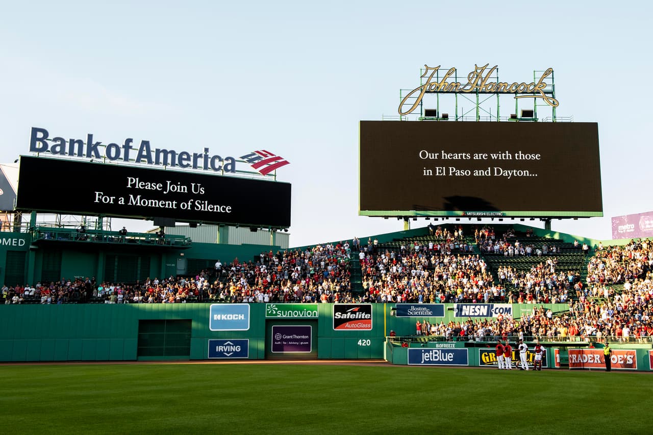 “Nuestros corazones están con El Paso y Dayton…”, se lee en una pizarra del estadio Fenway Park de Boston, antes de un partido de los Medias Rojas. El Senado tiene pendiente por considerar la versión de la ley aprobada por la Cámara de Representantes para la verificación de antecedentes de los compradores de armas, pero antes de las últimas masacres el presidente advirtió que la vetaría.