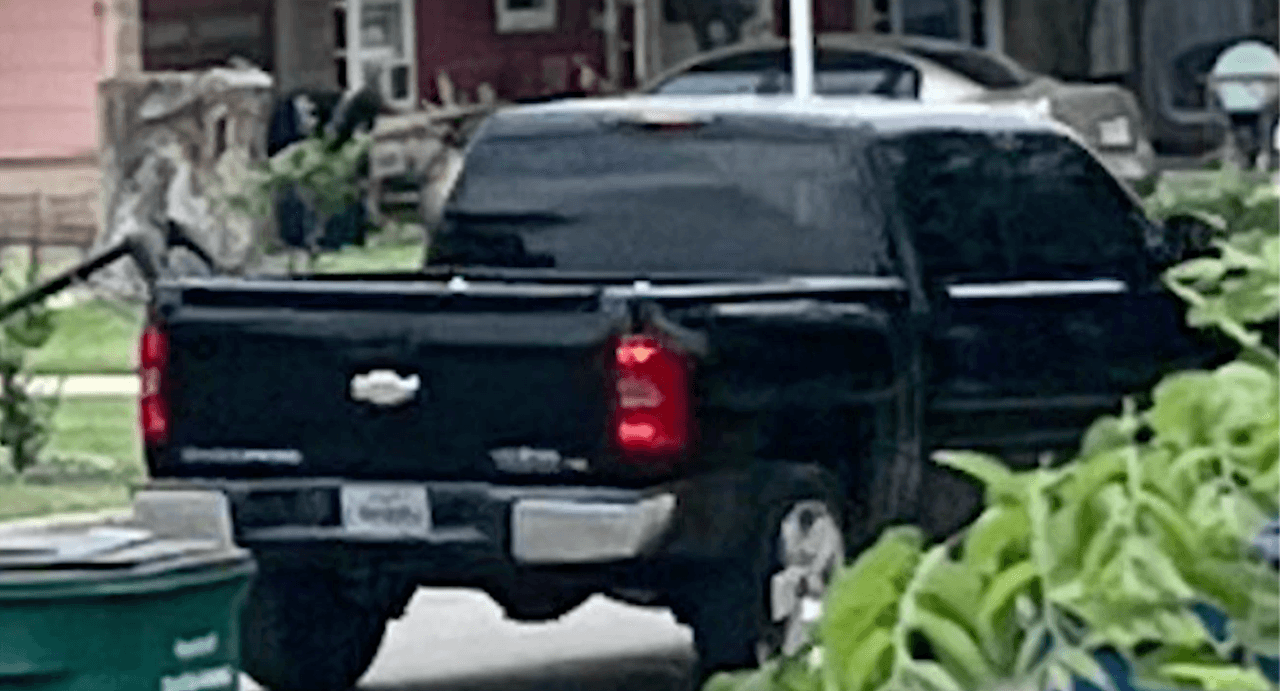 Esta es la camioneta que buscan las autoridades para dar con el sospechoso.