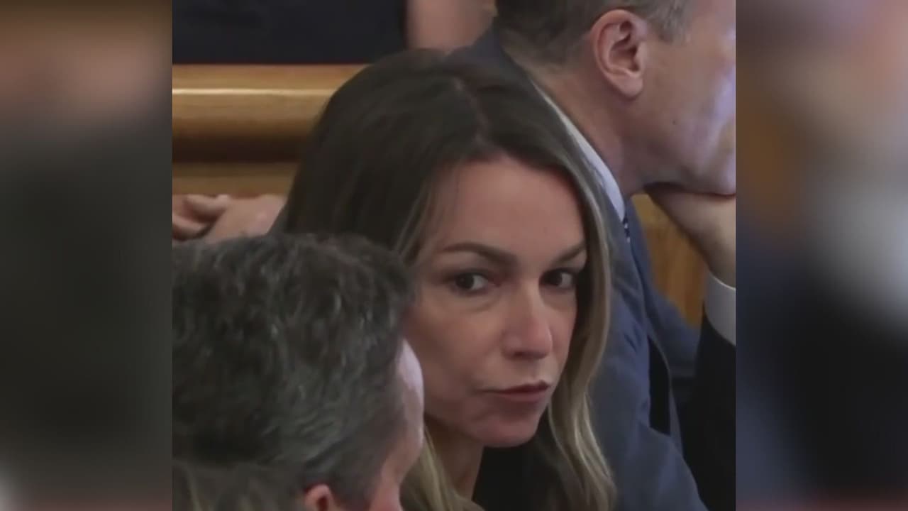 Declaran inocente  en un segundo juicio a Karen Read, la mujer acusada de atropellar a su novio y dejarlo morir en la nieve