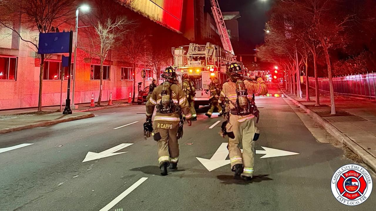 Bomberos atienden un incendio en el Centro de Convenciones de Raleigh la noche del 1 de diciembre.