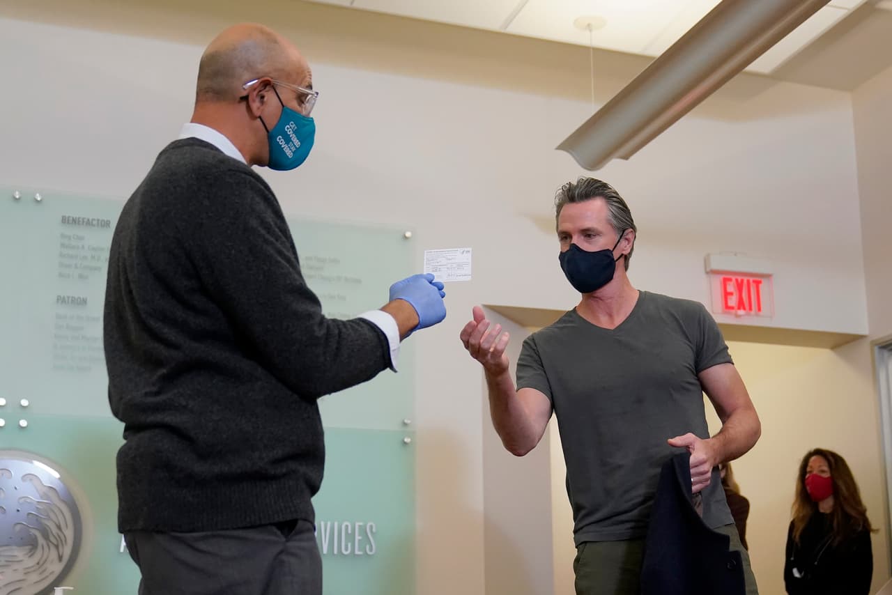 Newsom dijo que decidió obtener una
<b>vacuna diferente</b> para reforzar su sistema inmunitario, la cual ahora se mezclar con la vacuna que recibió previamente.
<br>