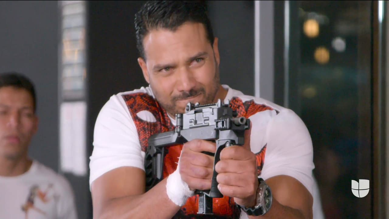 Sus pensamientos fueron interrumpidos por un comando fuertemente armado que entró en el restaurante para asesinar al 'Ciego', quien contestó el fuego enemigo.