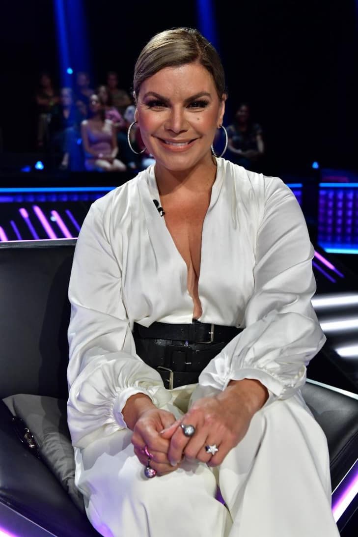 Como si se tratara de cien mujeres en una, cada que llegó a la línea de los jueces, Olga Tañón sorprendió al público. Lo hizo desde el primer show, al que llegó usando un jumpsuit de seda blanco.
