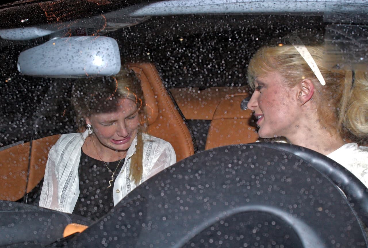 La bisnieta de Conrad Hilton se mostró molesta porque "básicamente fue simplemente no admitir lo que hizo". Un día antes, un grupo de paparazzi documentó la forma en que
<a href="https://www.youtube.com/watch?v=Kr_OYQ2ucnI&ab_channel=X17onlineVideo" target="_blank">Lohan acusó a Hilton de haberla golpeado</a>.