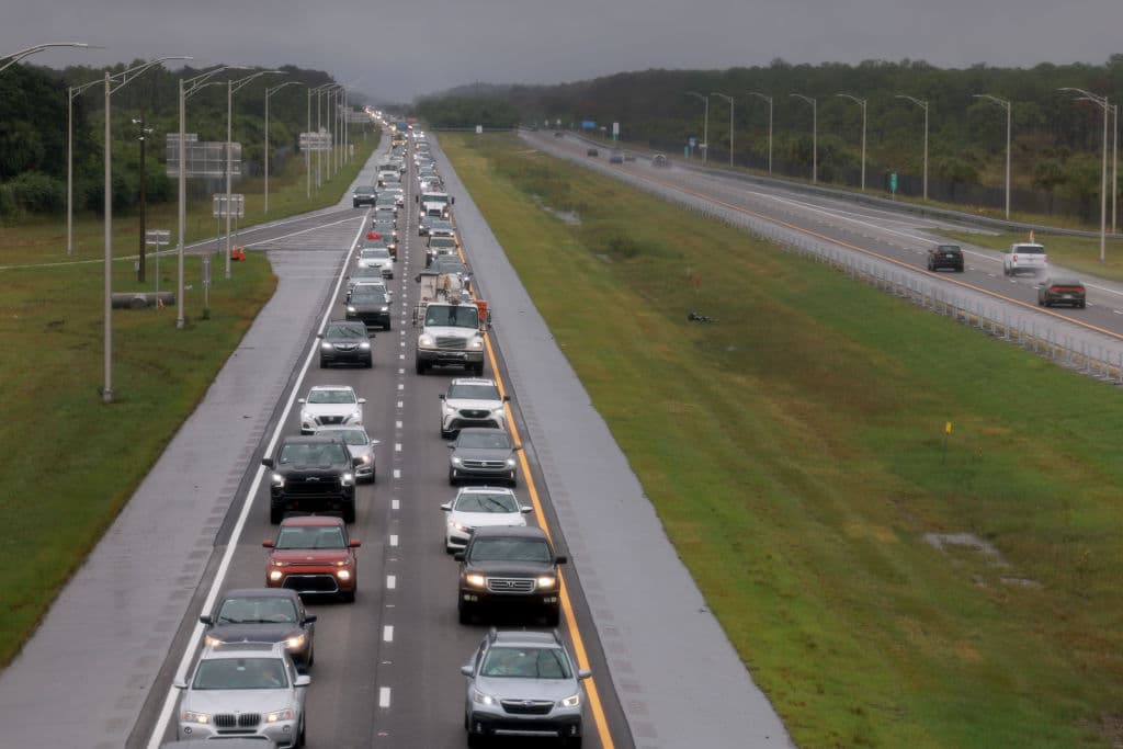Vehículos en la carretera mientras se dirigen hacia el este por la I-75 desde la costa oeste de Florida antes de la llegada del huracán Milton el 8 de octubre de 2024 en Big Cypress, Florida.