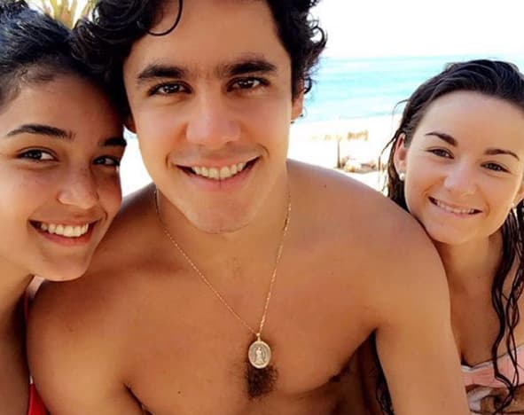 Después de enumerar sus cualidades, viene la mala noticia para las seguidoras que han expresado su amor por él: no está soltero.