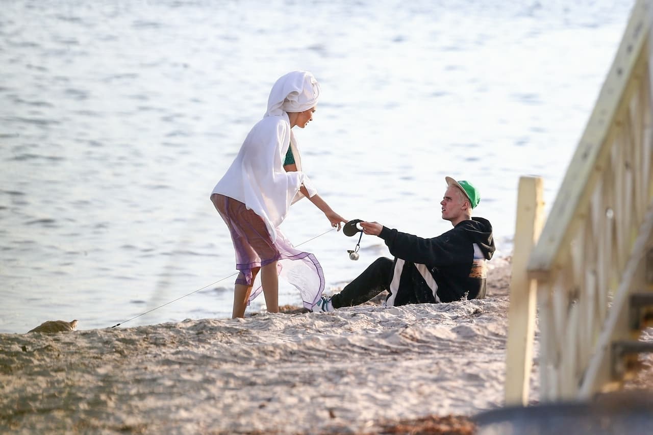 La pareja tuvo algunos 
<b><a href="https://www.univision.com/famosos/asi-detuvo-justin-bieber-un-ataque-de-besos-de-hailey-no-mas-amor-ahora-estamos-casados-video" target="_blank">instantes de charla</a></b> mientras Baldwin esperaba las siguientes instrucciones para continuar con su trabajo. 
<br>