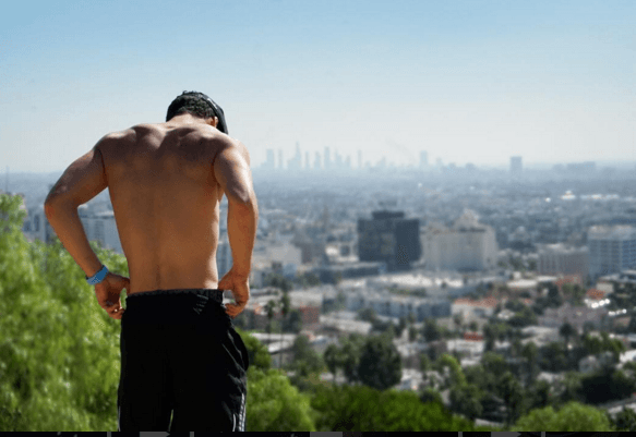 O será esa espalda de infarto que se ha hecho con tantas horas en el gym...