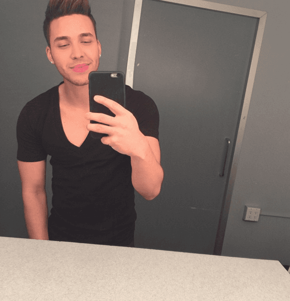 Selfie time! Cada espejo, baño o rincón es el mejor para lucir una de esas sonrisas tiernas que derriten a todas.