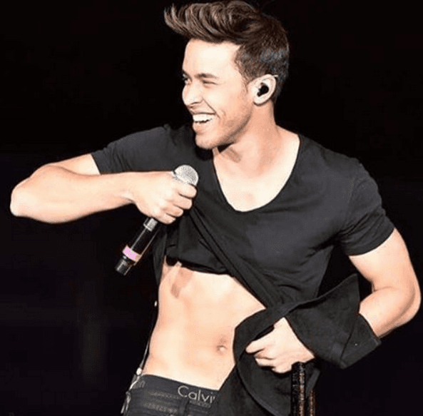 ¡Que se la quite toda! Una constante dePrince en los conciertos es quitarse la playera y eso enloquece a sus seguidoras.