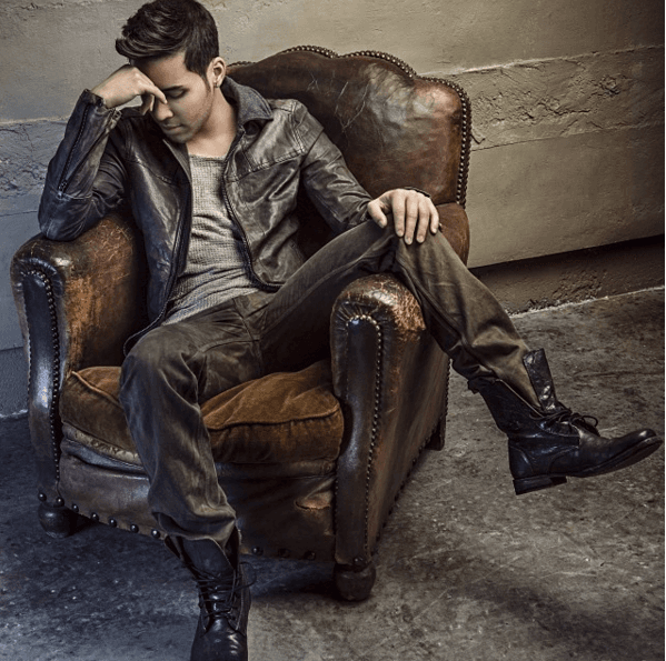 El cantante está que arde y ese cuerpazo que se carga obvio es digno de compartir y es por eso que él siempre consiente a sus seguidoras con las mejores fotos.