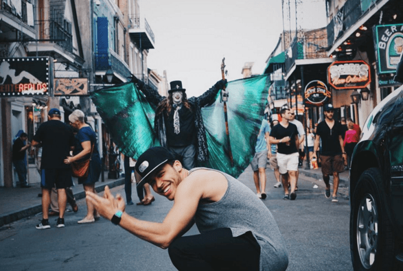 ¿Qué tal si agregamos el hecho de que es súper divertido? Ya que incluso en la calle resulta un buen momento para sonreir y capturar una imagen increíble.