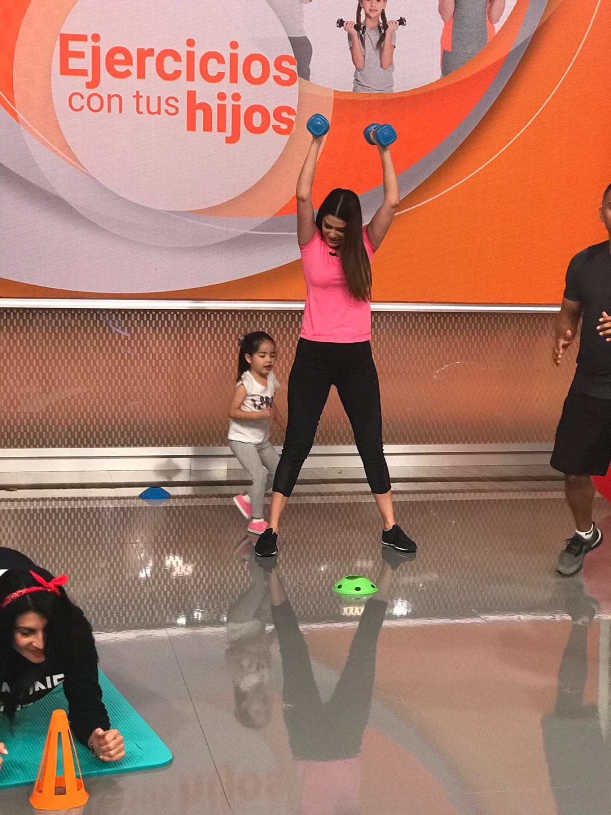 La dinámica consistió en realizar series en tres estaciones. Mientras Ana Patricia hacía pesas para trabajar cuádriceps y hombros, Giulietta pasaba entre las piernas a manera de túnel.
<br>