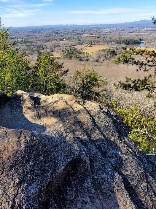 <b>Sawnee Mountain Preserve (Cumming)</b>. Caminar por el sendero Indians Seats en Sawnee Mountain Preserve te llevará a través de las mejores partes del área, además de llevarte a un mirador espectacular. Es una de las reservas naturales más encantadoras para hacer senderismo en invierno en Georgia.
<br>
<br>
<b><a href="https://goo.gl/maps/3vzvA5i3d7AYKsPZA">Cómo llegar</a></b>