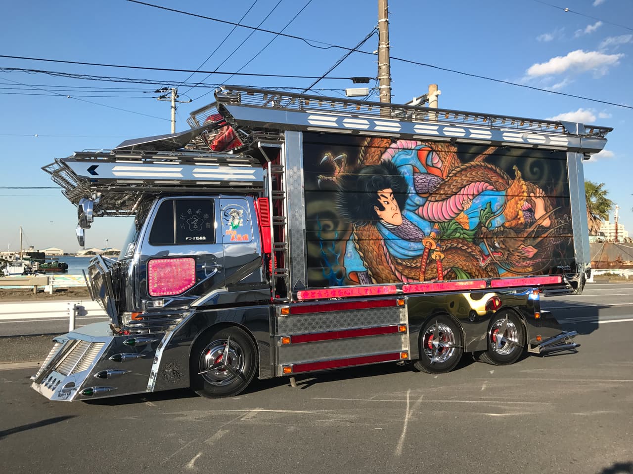 En el caso de Sandaimei Bireijo, el cual rueda por la localidad de Kisarazu, Japón,
<b> lograr esta imagen requirió más de 10 años y cientos de luces LED’s</b> para equiparlo.