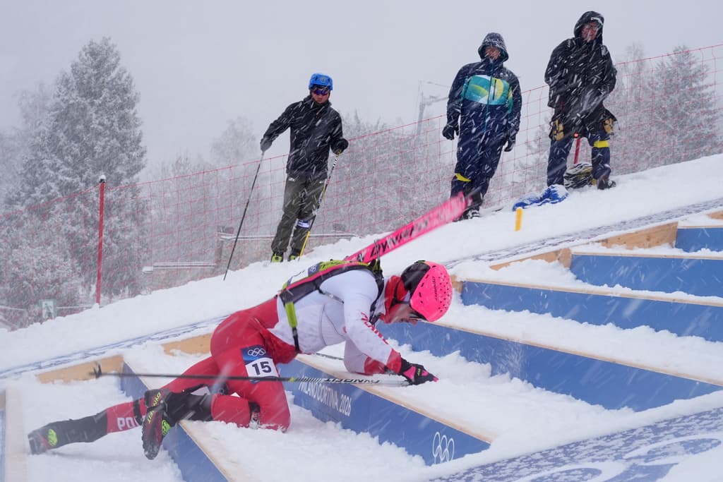 El polaco Jan Elantkowski cae mientras compite en una prueba de esprint masculino de esquí de montaña, en los Juegos Olímpicos de Invierno de 2026, en Bormio, Italia, el jueves 19 de febrero de 2026.