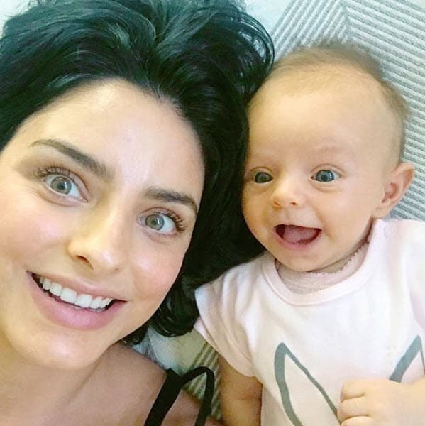 Kailani nació el 25 de febrero de 2018 en Los Ángeles, California, tiene 4 meses y cada día se parece más a Aislinn, pues la pequeña ya demostró que tiene el sello de los Derbez: las orejas.