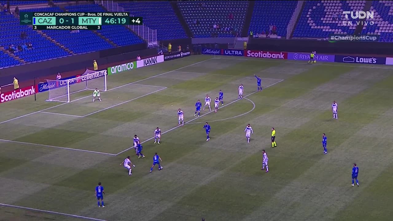 ¡TIRO ATAJADO! disparo por Nicolás Ibáñez.