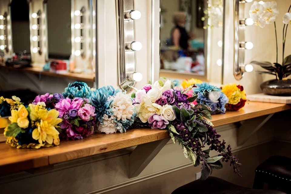 Las flores del cortejo de damas de honor hacían juego con sus trajes.