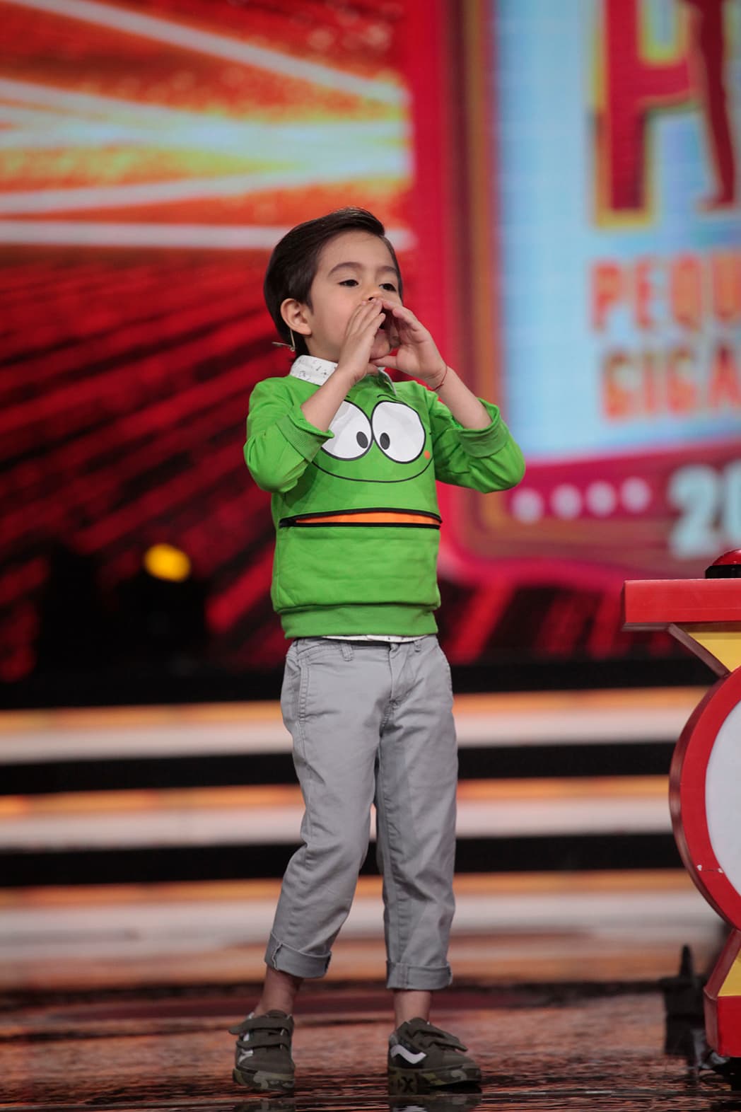 La siguiente petición era que los niños dijeran cómo celebran los futbolistas cuando meten un gol. Mateo cantó: "Y golazo del Chucky Lozano. El Chucky Lozano, el Chucky Lozano, el Chucky Lozano". Giovani acertó a correr alrededor del escenario mientras gritaba y largo y rotundo "¡Goooooool". Incluso se levantó la playera.