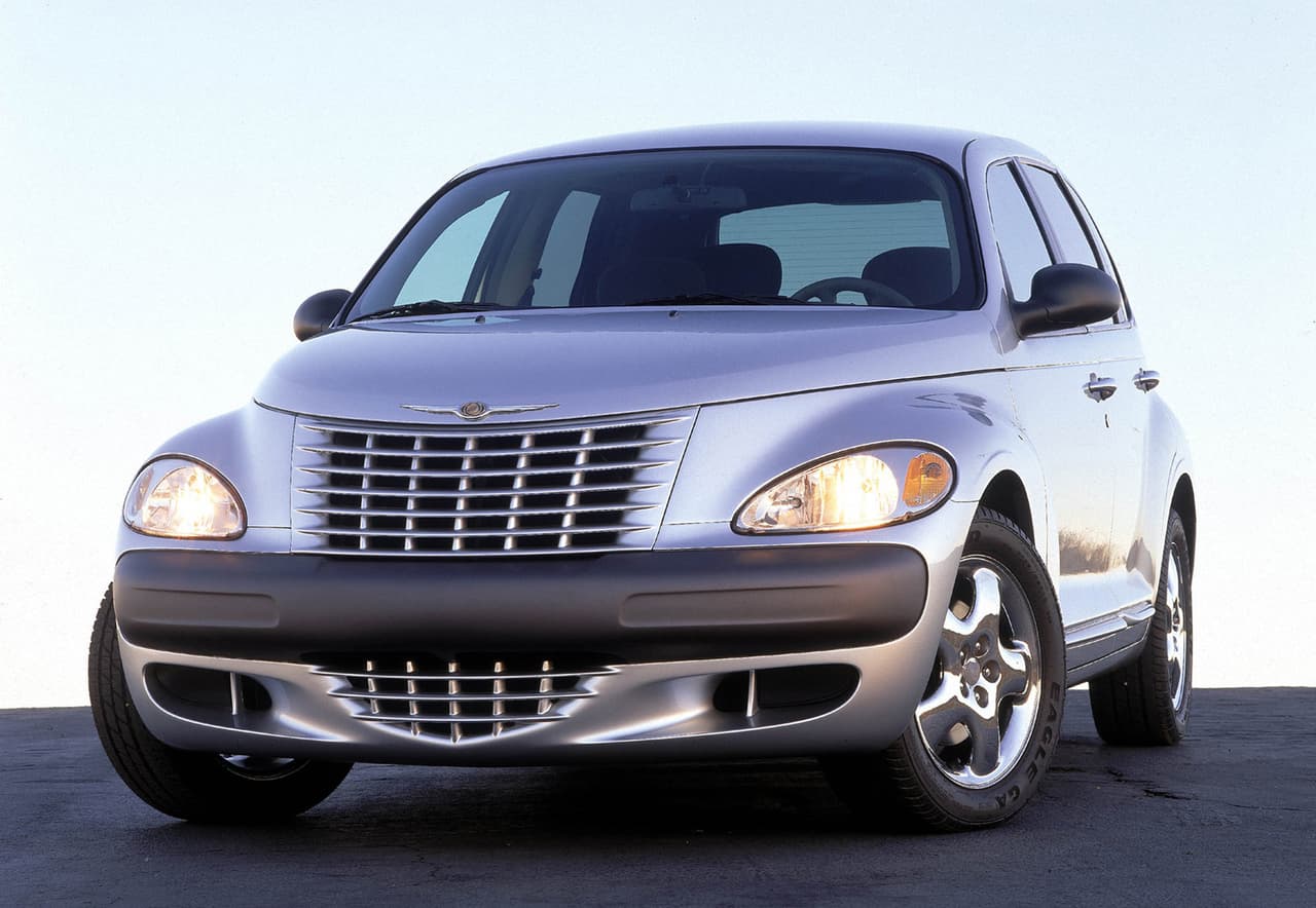 3. Chrysler: Según YourMechanic, los modelos de esta división de FCA exigen unos 10,600 dólares cada 10 años en mantenimiento. Sin duda una buena porción de esa cantidad se destine a reparar fallas del encendido ya que el estudio indicó los autos de la marca fallan 6 veces más en encender que el promedio de los demás autos. El Chrysler PT Cruiser, por ejemplo, falla en encender 18 veces más qu eel promedio.