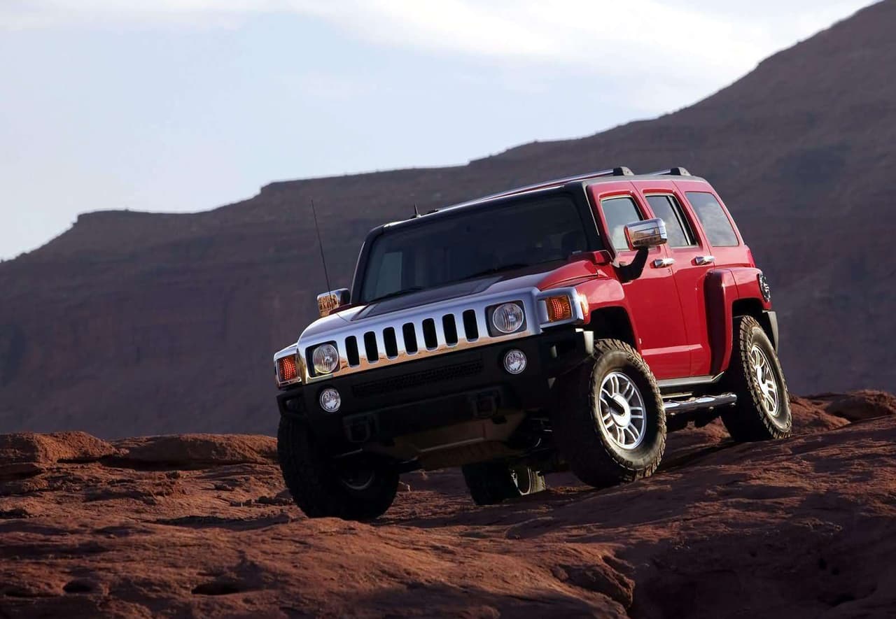 1. Hummer: La producción de esta marca especializada en vehículos todoterreno cesó hace 6 años. Por lo que no a muchos le importará que su su nombre tenga la poco honrosa distinción de encabezar esta lista. Los modelos Hummer en promedio fallan en encender 9 veces más que el promedio. El modelo Hummer H3 (en la imagen) presenta en promedio una frecuencia de no encendido de 11 veces más que el promedio.