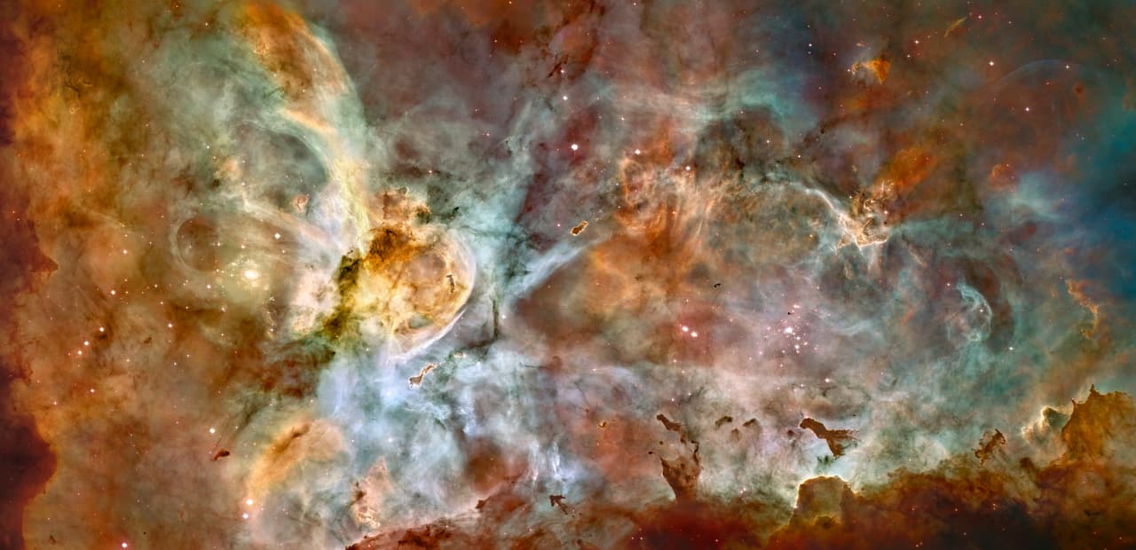 <b>Nebulosa Carina (2007). </b>En la región central de la nebulosa se está produciendo una vorágine de nacimiento y muerte de estrellas. Esta foto de Hubble muestra el nacimiento de una estrella con un nuevo nivel de detalle. 
<br>