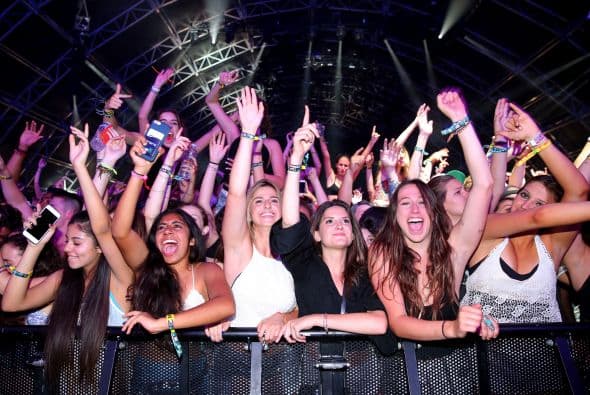 Mientras tanto, el público no paró de cantar en cada uno de los escenarios.