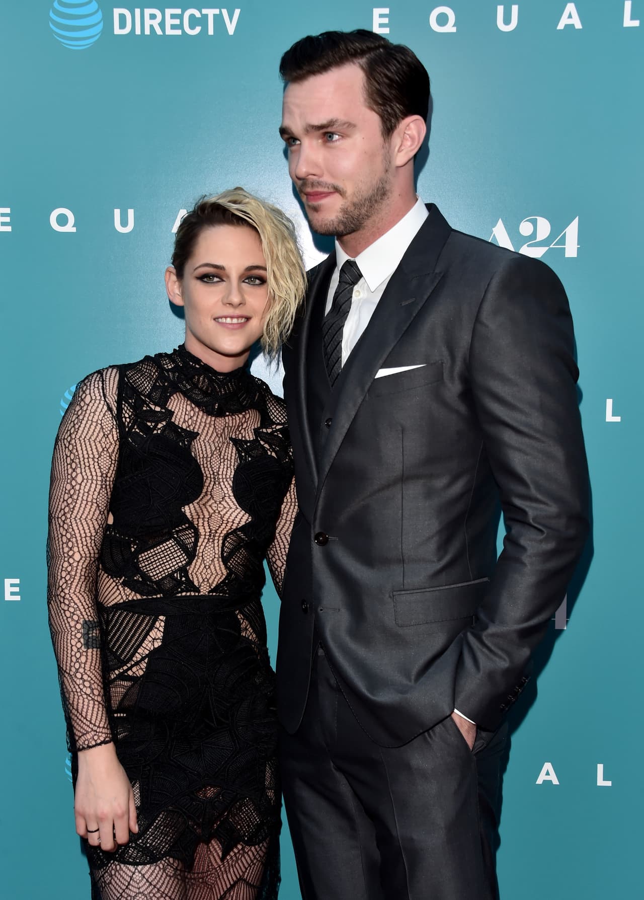 En ella, actúa junto a Nicholas Hoult.