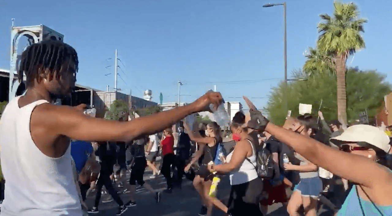 Samaritanos regalaban agua fría.
<br>