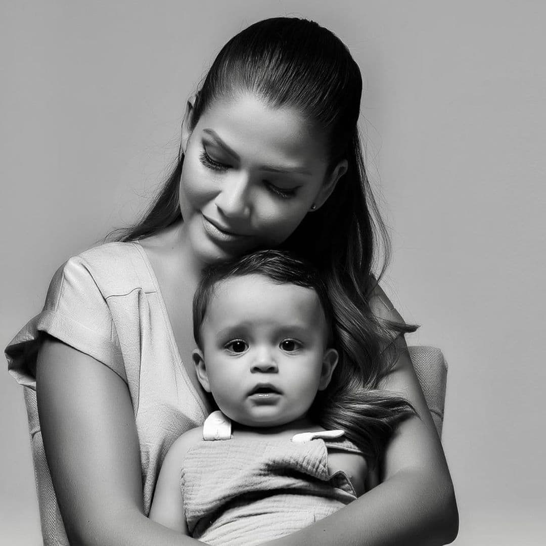 “Y él me confirmó que una madre ama a sus hijos por igual, y que con la llegada de otro bebé el amor, la felicidad y las sonrisas se multiplican”, con el anterior mensaje continuó con la publicación de la sesión de fotos.