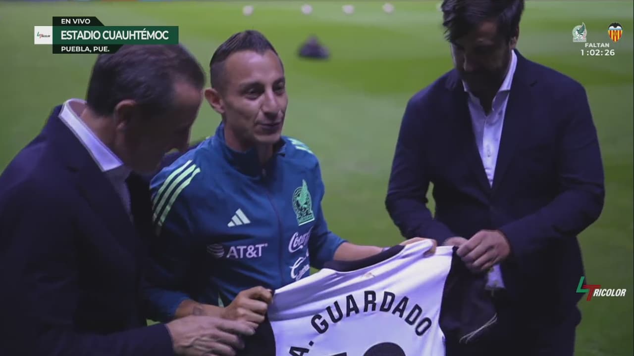 Guardado recibe regalo de los directivos de Valencia previo al juego ante México