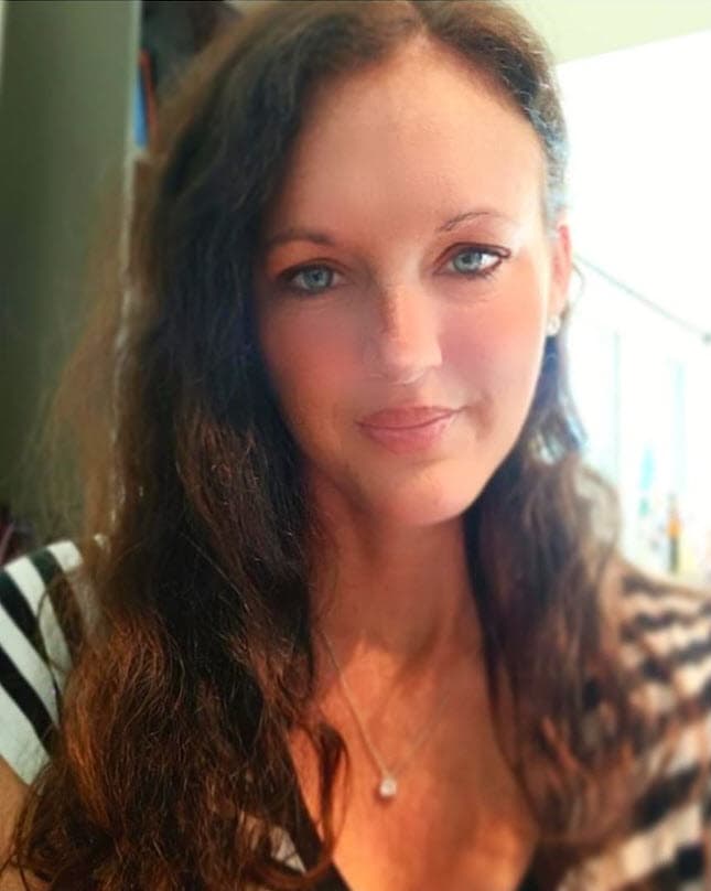 Acudió al hospital debido a unos 
<b><a href="https://peopleenespanol.com/celebridades/exclusiva-rene-lavan-esposa-amanda-diagnostico-medico-cancer-crisis-salud-entrevista/" target="_blank">recurrentes dolores de cabeza</a> y adormecimiento del lado derecho de su cuerpo.</b>
<br>