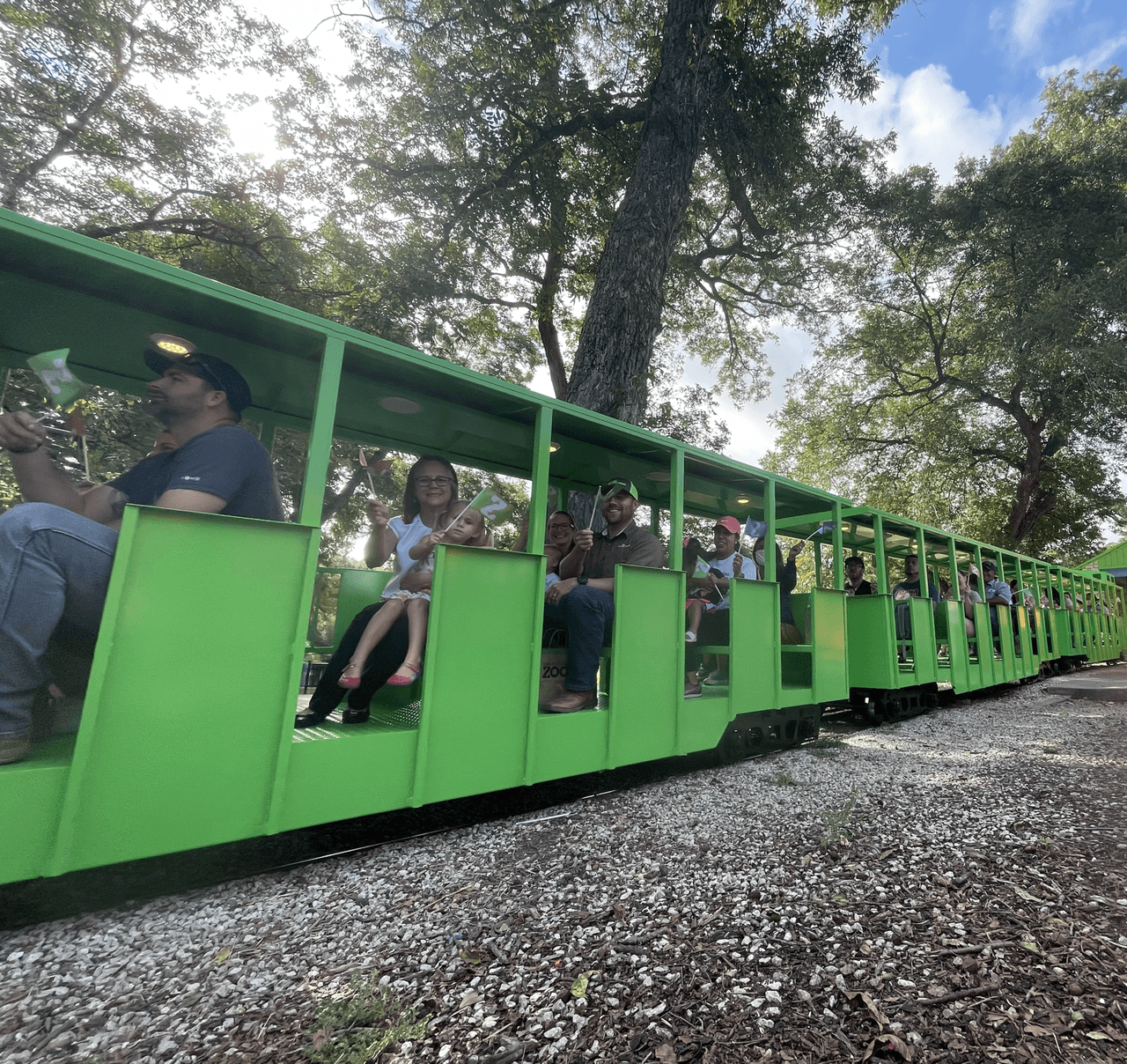Desde 1956, el tren del zoológico de San Antonio, anteriormente conocido como Brackenridge Eagle, ha recorrido las vías del parque Brackenridge, bordeando las orillas del río San Antonio mientras atraviesa uno de los parques más populares de San Antonio.