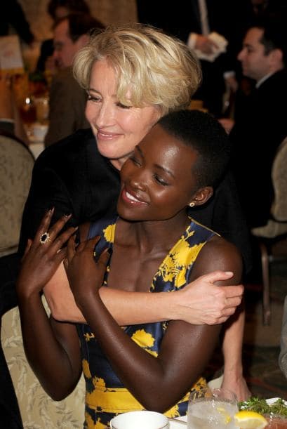 ¡Con qué gusto la abraza Emma Thompson! Mira aquí lo último en chismes.