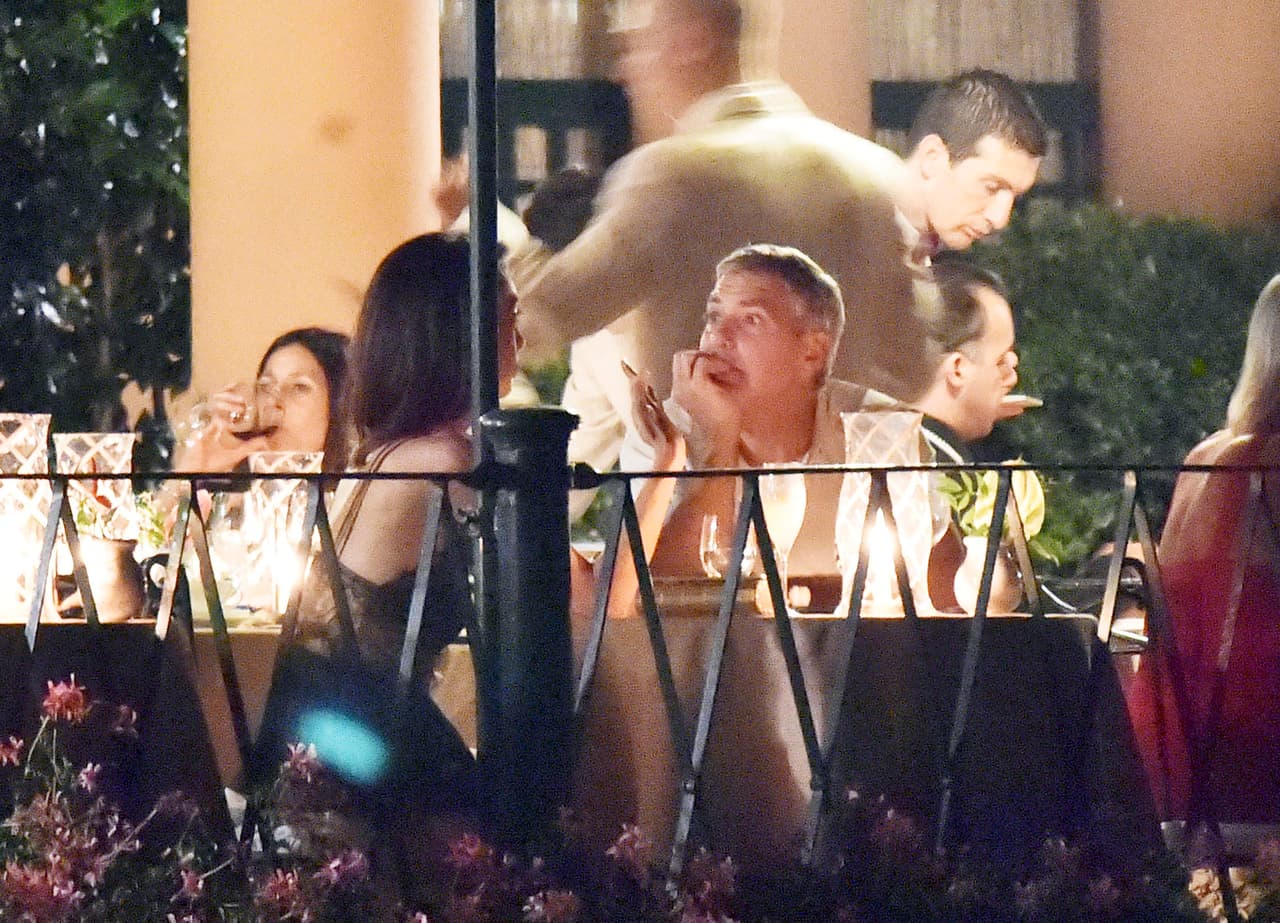 El matrimonio charlaba mientras esperaban la comida.