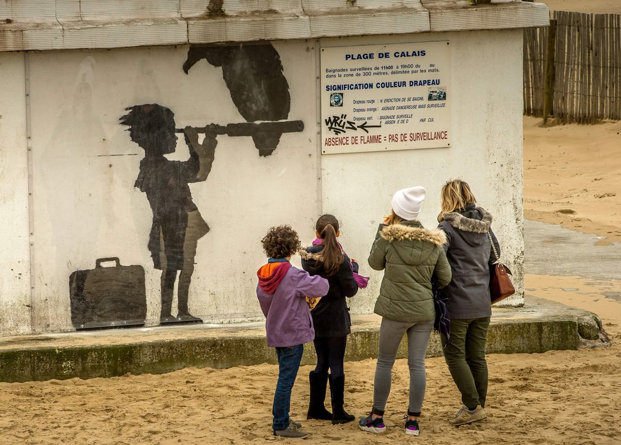 El arista británico Bansky, utiliza el grafiti alrededor del mundo para expresar sus ideas. Este mural en homenaje a los niños migrantes del mediterráneo esta en una playa de Calais, Francia.