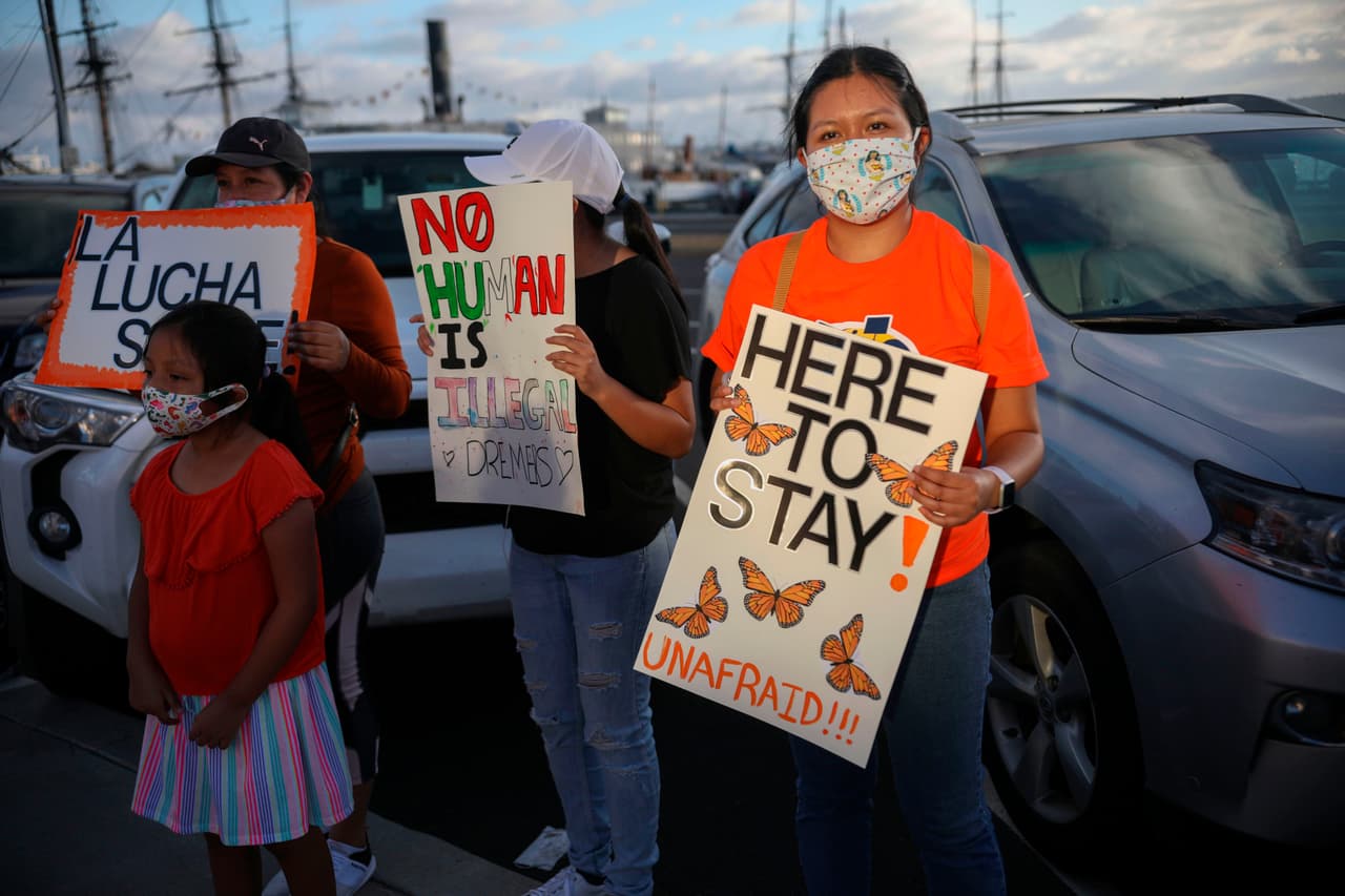 El juez federal Nicholas Garaufis explicó que "el DHS no respetó el orden de sucesión como fue indicado legalmente” al invalidar el nombramiento de Wolf. El secretario interino del DHS había emitido un memorando en que reducía de dos años a uno el programa y la suspensión de nuevas solicitudes. La decisión de Garaufis invalida también esta decisión.