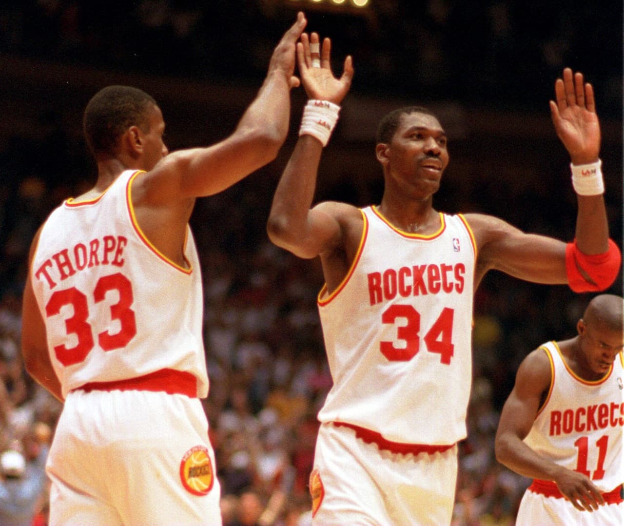 <b>Houston Rockets: Hakeem Olajuwon</b>. 'The Dream' guió a los Rockets a dos títulos NBA. Además, es líder histórico de la franquicia en puntos, juegos, minutos, rebotes, robos de balón y bloqueos.