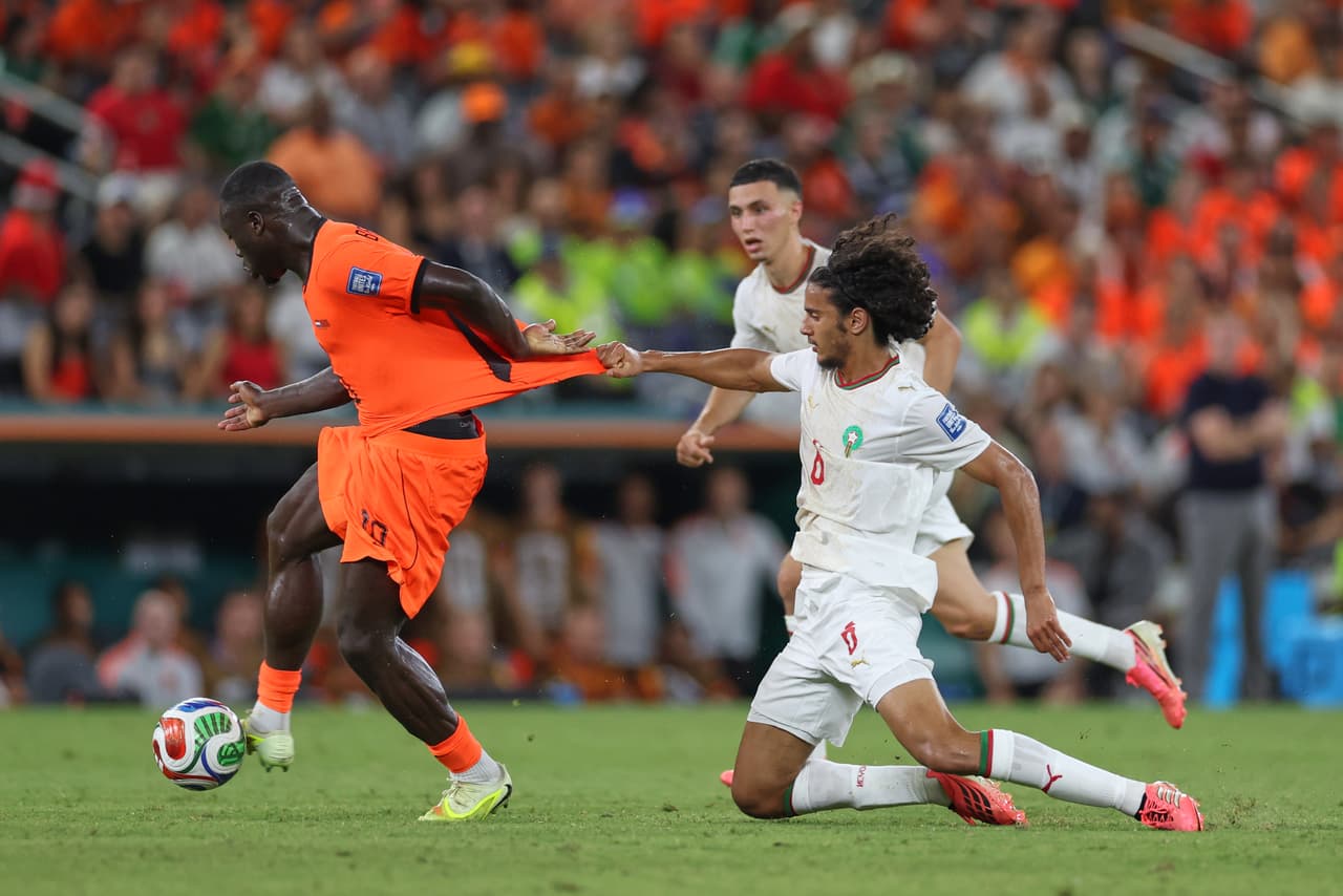 El marroquí Ayyoub Bouaddi (6) agarra la camiseta del neerlandés Brian Brobbey (19) durante el partido de dieciseisavos de final de la Copa del Mundo entre los Países Bajos y Marruecos en Guadalupe, cerca de Monterrey, México, el lunes 29 de junio de 2026.