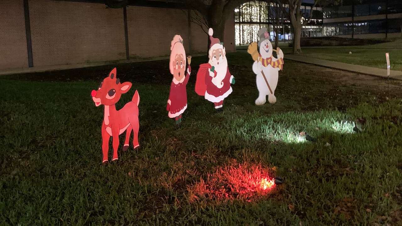 <div class="cms-textAlign-center">
 Son lugares en áreas públicas que han sido decorados con motivos navideños por la ciudad o la iniciativa privada.
</div>